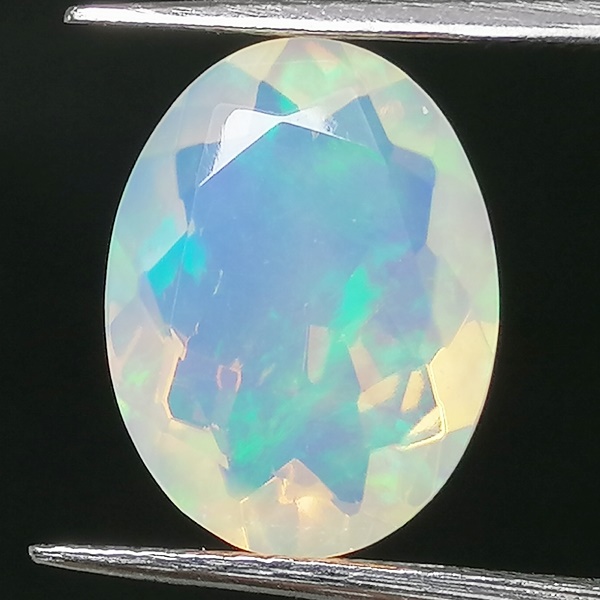 Ópalo Noble 2,25ct Juego de Colores