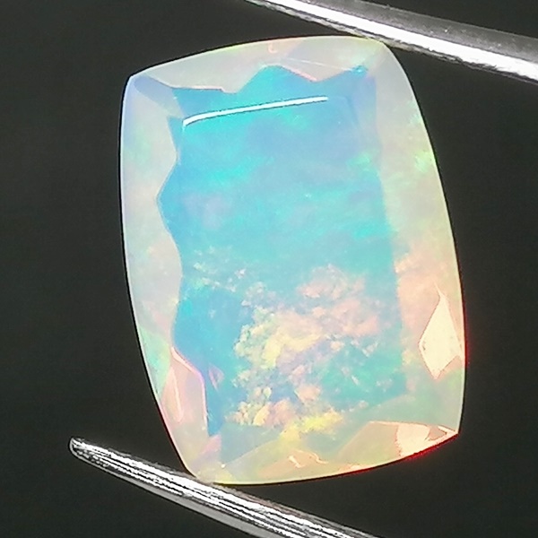 Ópalo Noble 1,84ct Juego de Colores
