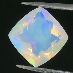Ópalo Noble 1,88ct Juego de Colores